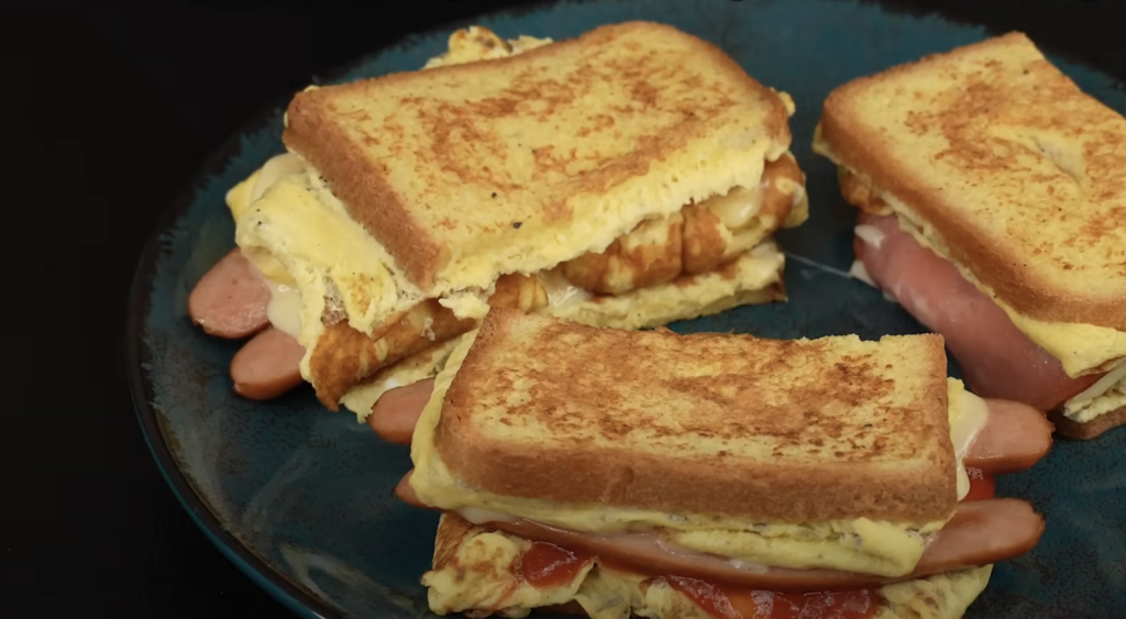 Snídaňový sendvič ala omeleta s klobáskou a sýrem – vydatná a rychlá snídaně