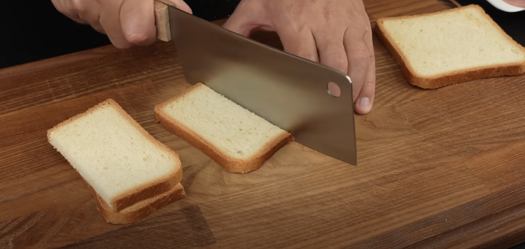 Snídaňový sendvič ala omeleta s klobáskou a sýrem – vydatná a rychlá snídaně