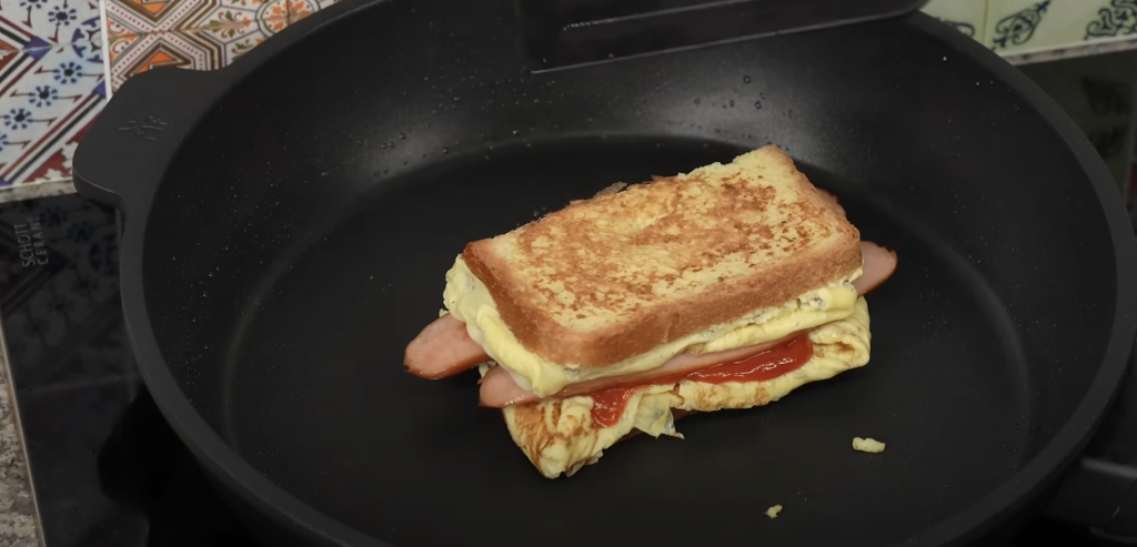 Snídaňový sendvič ala omeleta s klobáskou a sýrem – vydatná a rychlá snídaně