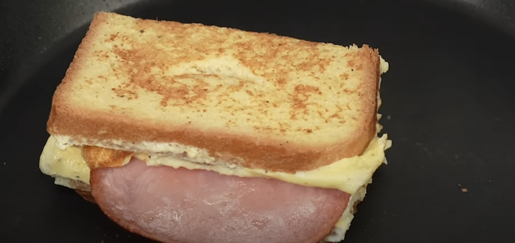 Snídaňový sendvič ala omeleta s klobáskou a sýrem – vydatná a rychlá snídaně