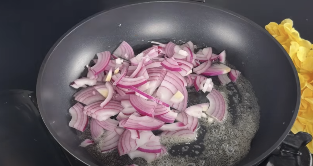 Kuřecí rolky v panko strouhance plněné zeleninou, šunkou a mozzarellou s koprovým dipem