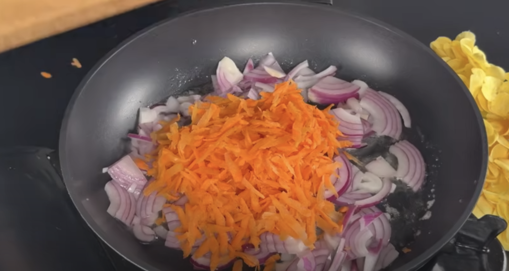 Kuřecí rolky v panko strouhance plněné zeleninou, šunkou a mozzarellou s koprovým dipem