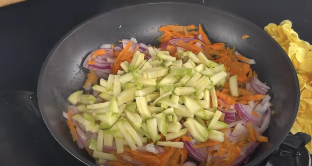 Kuřecí rolky v panko strouhance plněné zeleninou, šunkou a mozzarellou s koprovým dipem