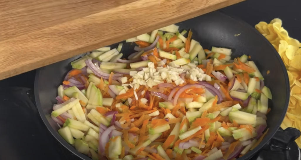 Kuřecí rolky v panko strouhance plněné zeleninou, šunkou a mozzarellou s koprovým dipem