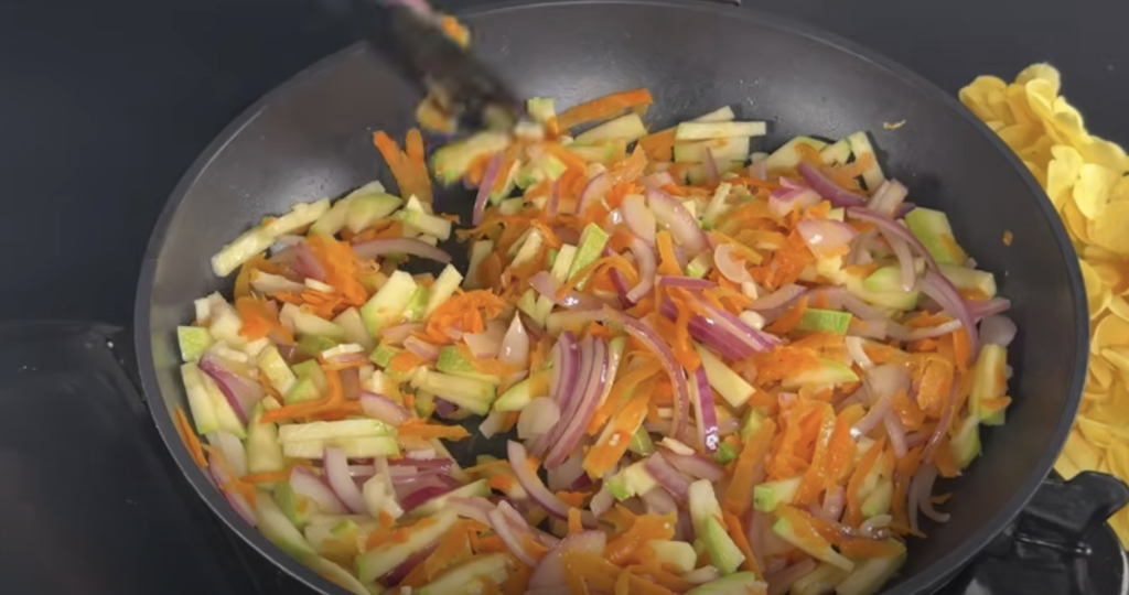 Kuřecí rolky v panko strouhance plněné zeleninou, šunkou a mozzarellou s koprovým dipem