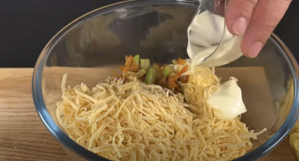 Kuřecí rolky v panko strouhance plněné zeleninou, šunkou a mozzarellou s koprovým dipem