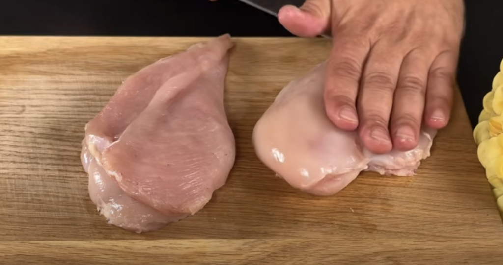 Kuřecí rolky v panko strouhance plněné zeleninou, šunkou a mozzarellou s koprovým dipem