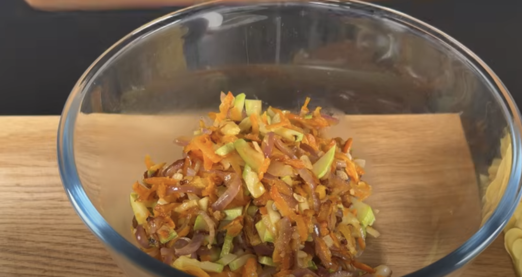 Kuřecí rolky v panko strouhance plněné zeleninou, šunkou a mozzarellou s koprovým dipem