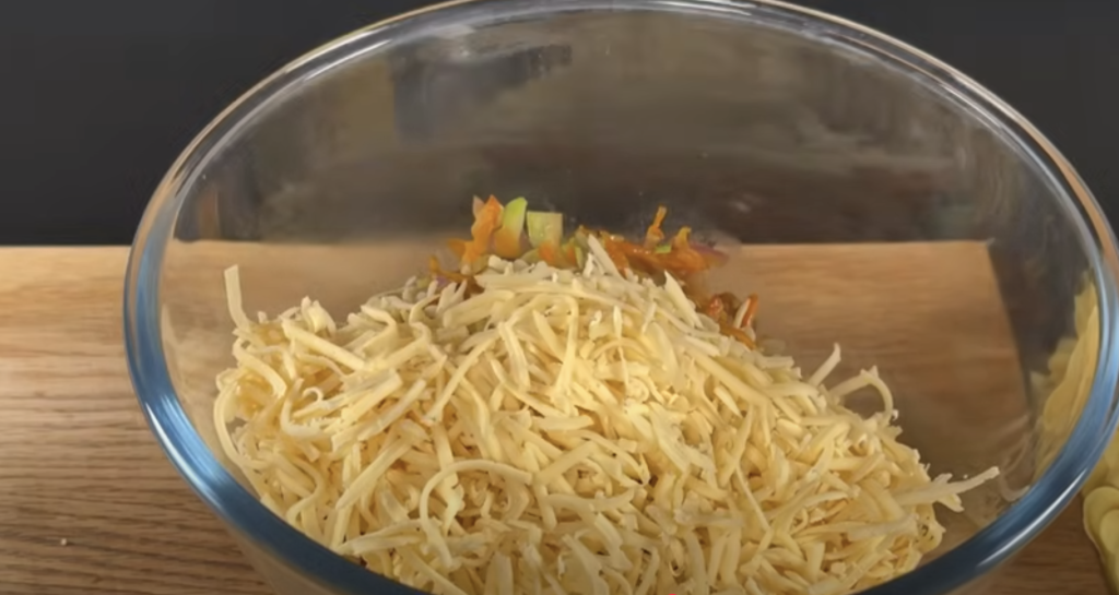 Kuřecí rolky v panko strouhance plněné zeleninou, šunkou a mozzarellou s koprovým dipem