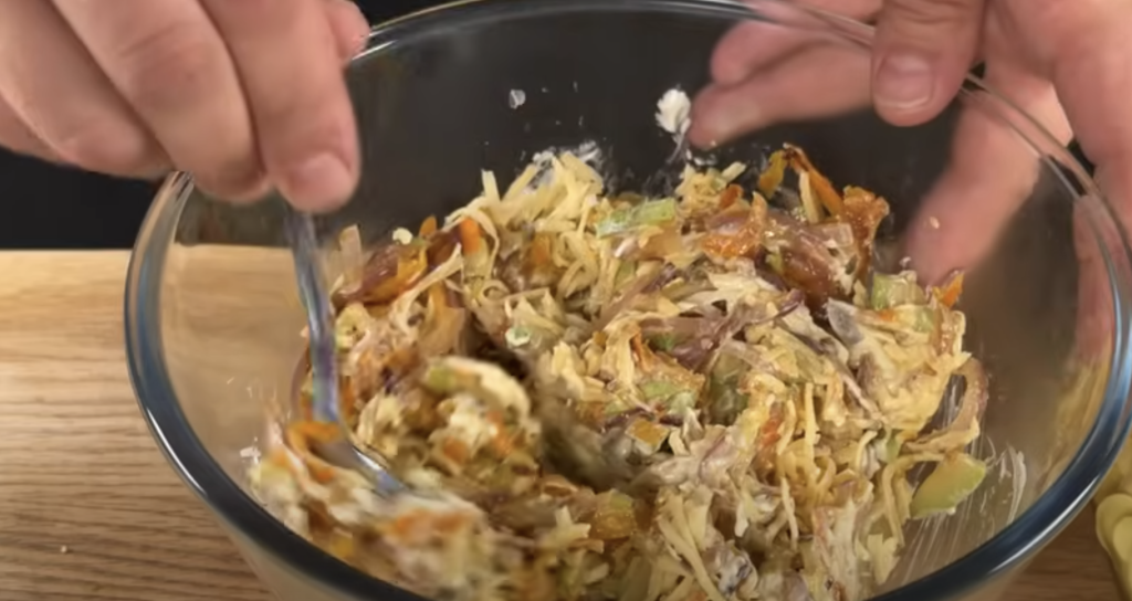 Kuřecí rolky v panko strouhance plněné zeleninou, šunkou a mozzarellou s koprovým dipem