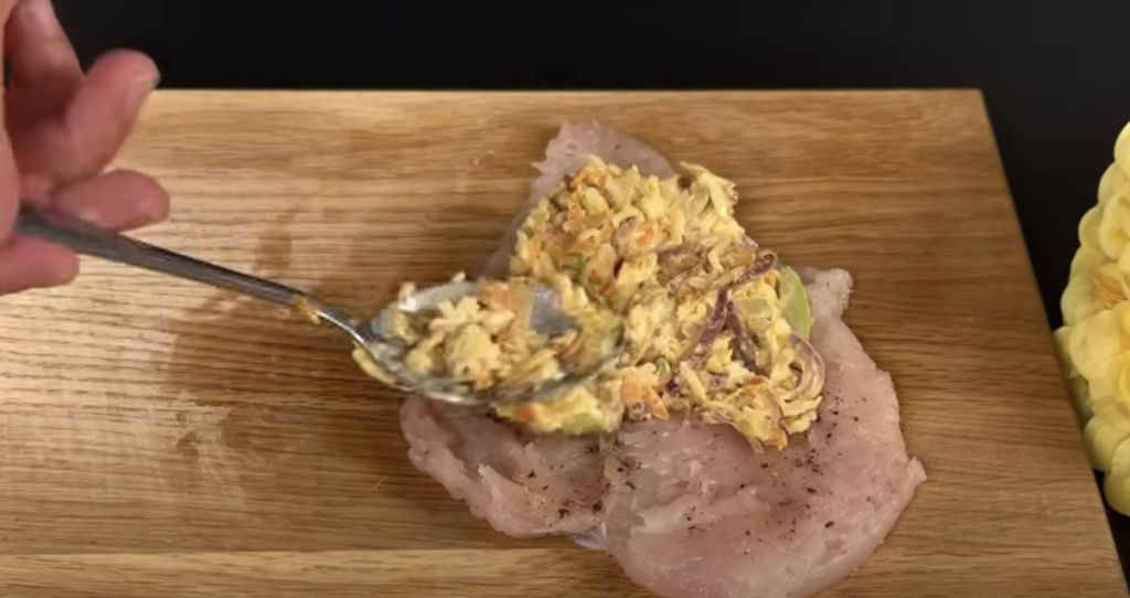 Kuřecí rolky v panko strouhance plněné zeleninou, šunkou a mozzarellou s koprovým dipem