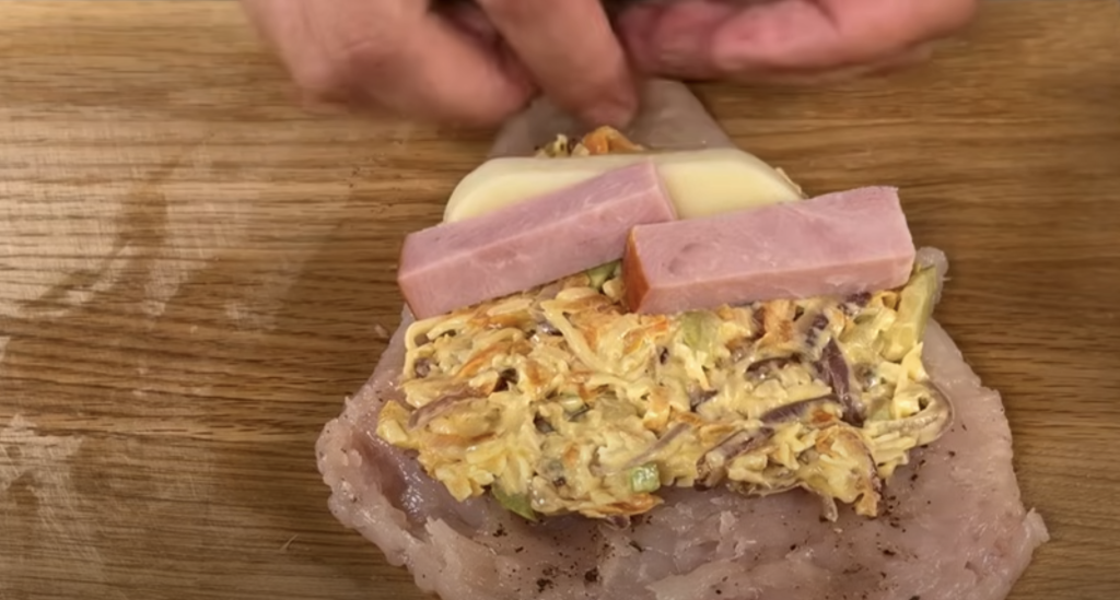 Kuřecí rolky v panko strouhance plněné zeleninou, šunkou a mozzarellou s koprovým dipem