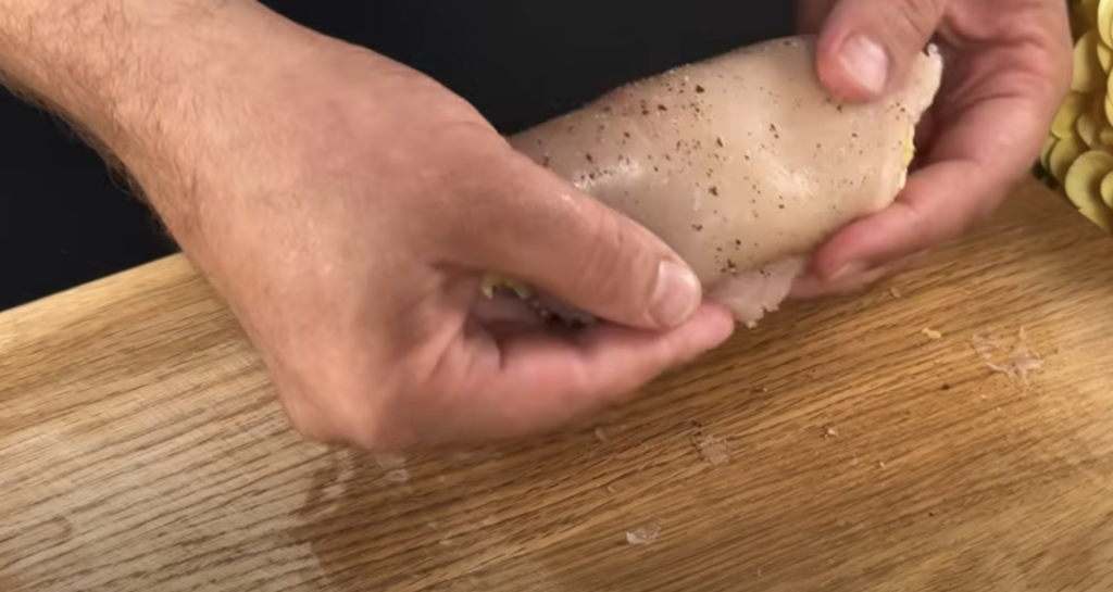 Kuřecí rolky v panko strouhance plněné zeleninou, šunkou a mozzarellou s koprovým dipem