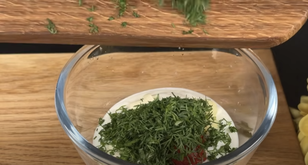 Kuřecí rolky v panko strouhance plněné zeleninou, šunkou a mozzarellou s koprovým dipem