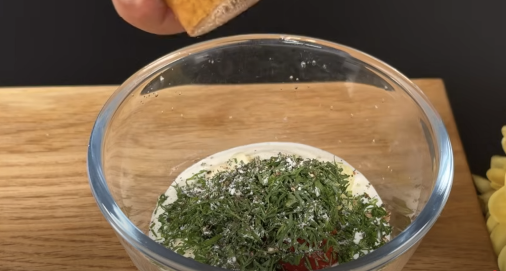 Kuřecí rolky v panko strouhance plněné zeleninou, šunkou a mozzarellou s koprovým dipem