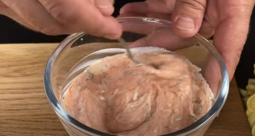 Kuřecí rolky v panko strouhance plněné zeleninou, šunkou a mozzarellou s koprovým dipem