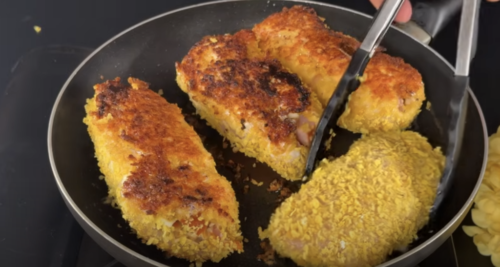 Kuřecí rolky v panko strouhance plněné zeleninou, šunkou a mozzarellou s koprovým dipem