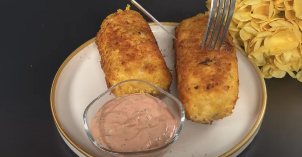 Kuřecí rolky v panko strouhance plněné zeleninou, šunkou a mozzarellou s koprovým dipem