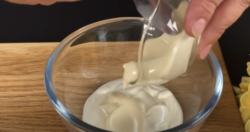 Kuřecí rolky v panko strouhance plněné zeleninou, šunkou a mozzarellou s koprovým dipem