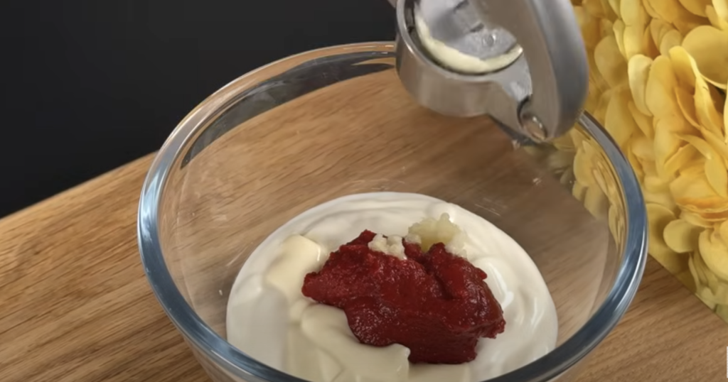 Kuřecí rolky v panko strouhance plněné zeleninou, šunkou a mozzarellou s koprovým dipem