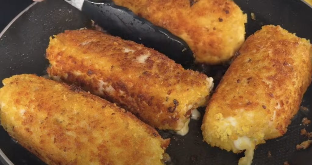 Kuřecí rolky v panko strouhance plněné zeleninou, šunkou a mozzarellou s koprovým dipem