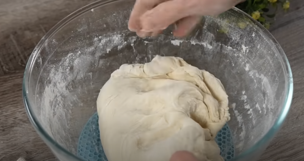 Nadýchaný máslový chléb z rolovaného těsta jako z pekárny