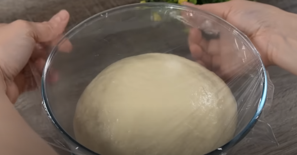 Nadýchaný máslový chléb z rolovaného těsta jako z pekárny