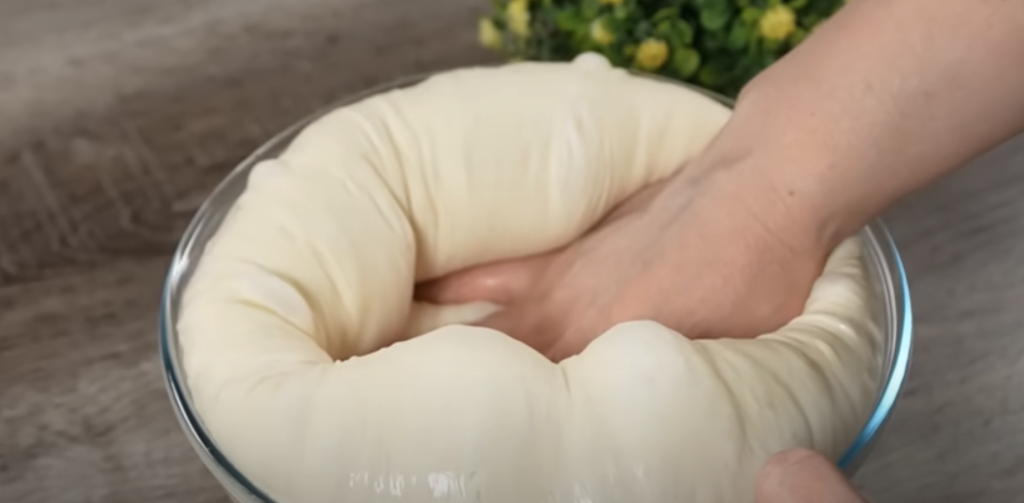 Nadýchaný máslový chléb z rolovaného těsta jako z pekárny