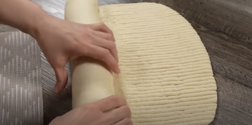 Nadýchaný máslový chléb z rolovaného těsta jako z pekárny