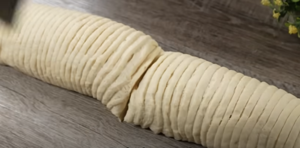 Nadýchaný máslový chléb z rolovaného těsta jako z pekárny