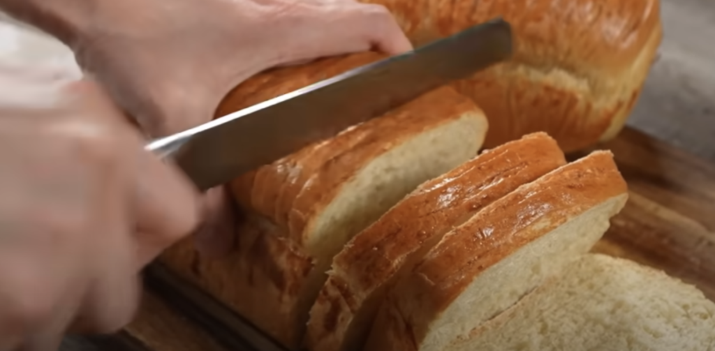 Nadýchaný máslový chléb z rolovaného těsta jako z pekárny