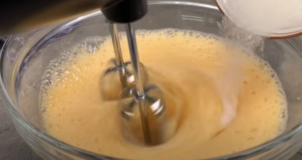 Piškotová roláda se smetanovým citronovo-ricottovým krémem a bílou čokoládou