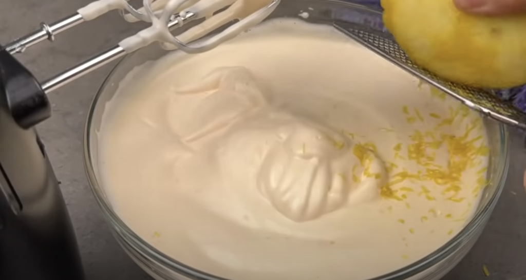 Piškotová roláda se smetanovým citronovo-ricottovým krémem a bílou čokoládou