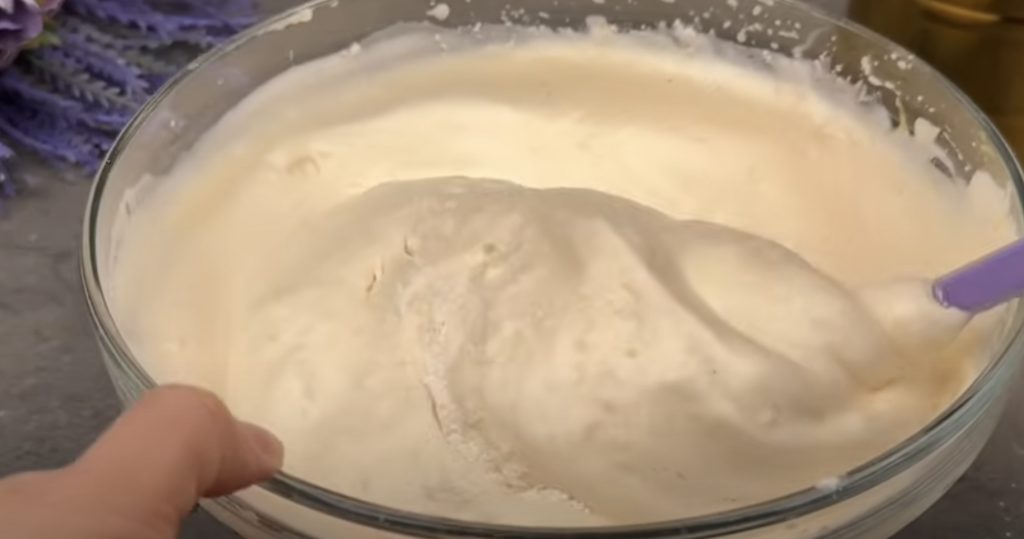 Piškotová roláda se smetanovým citronovo-ricottovým krémem a bílou čokoládou