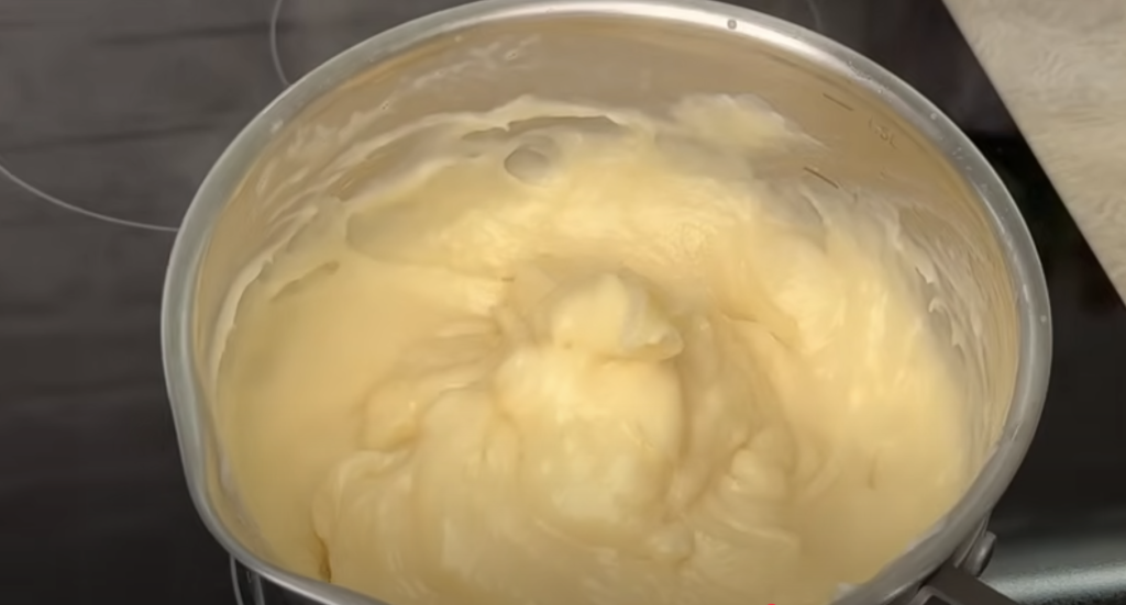 Piškotová roláda se smetanovým citronovo-ricottovým krémem a bílou čokoládou