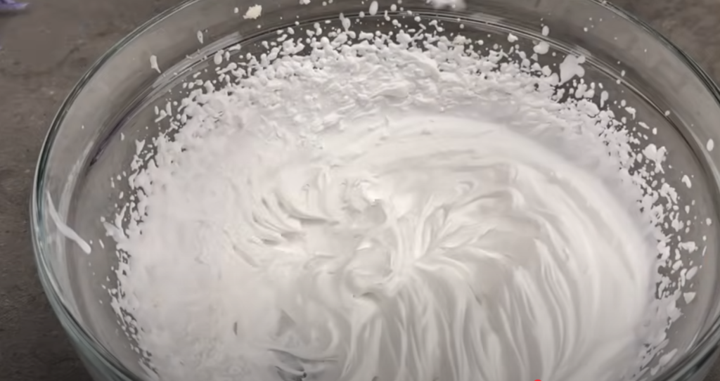 Piškotová roláda se smetanovým citronovo-ricottovým krémem a bílou čokoládou