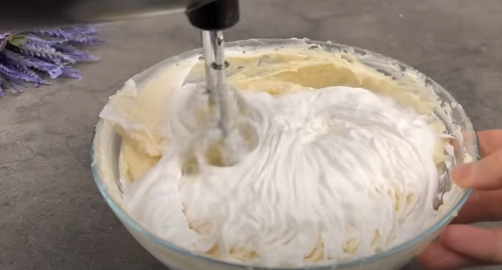 Piškotová roláda se smetanovým citronovo-ricottovým krémem a bílou čokoládou