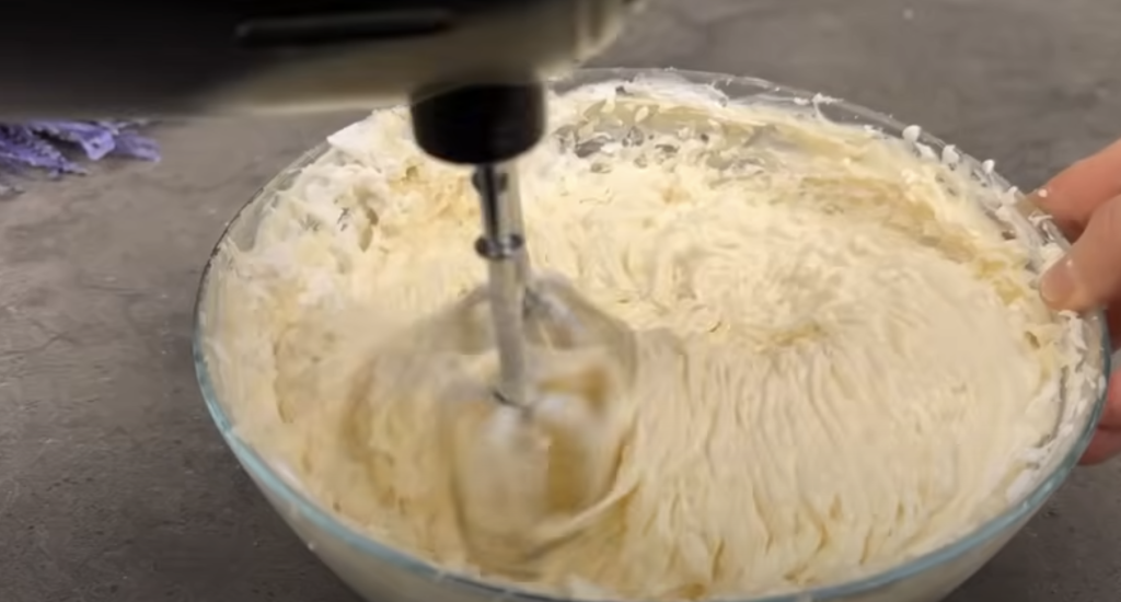 Piškotová roláda se smetanovým citronovo-ricottovým krémem a bílou čokoládou