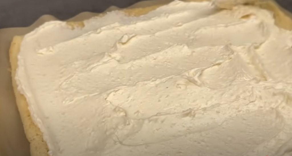 Piškotová roláda se smetanovým citronovo-ricottovým krémem a bílou čokoládou