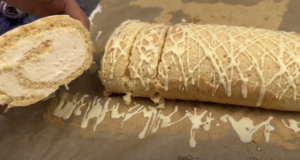 Lehká piškotová roláda s citronovo-ricottovým krémem a bílou čokoládou Piškotová roláda se smetanovým citronovo-ricottovým krémem a bílou čokoládou