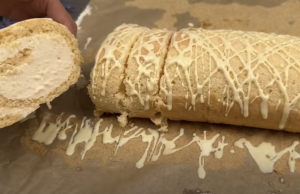 Lehká piškotová roláda s citronovo-ricottovým krémem a bílou čokoládou Piškotová roláda se smetanovým citronovo-ricottovým krémem a bílou čokoládou