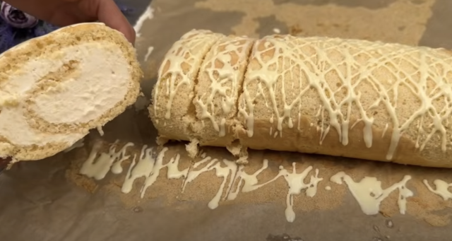 Piškotová roláda se smetanovým citronovo-ricottovým krémem a bílou čokoládou