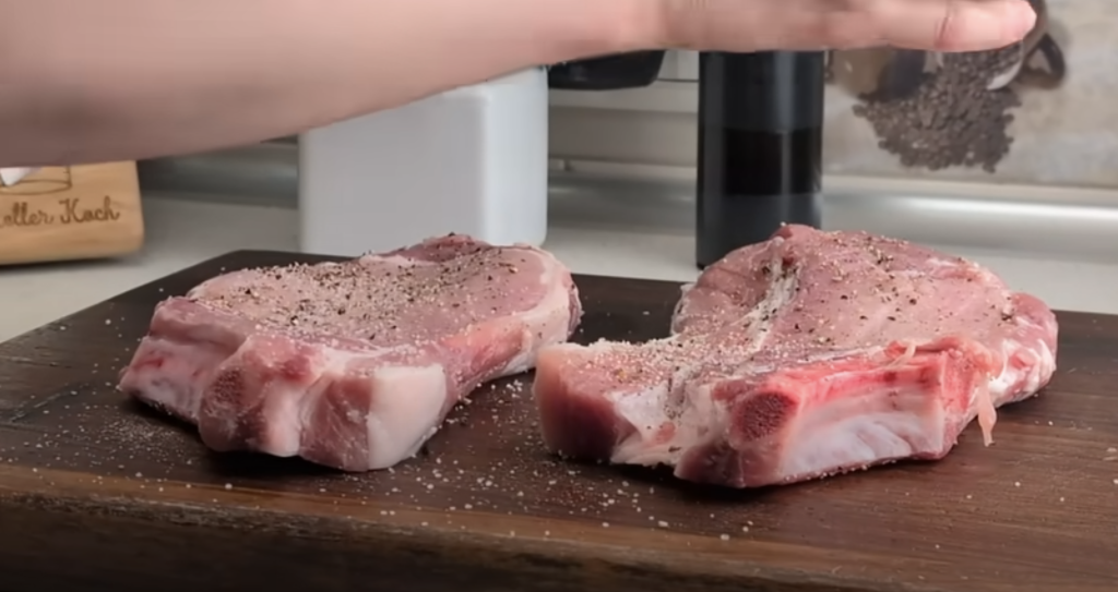 Vepřové kotlety na víně v krémové parmazánovo-hořčičné omáčce s bylinkami