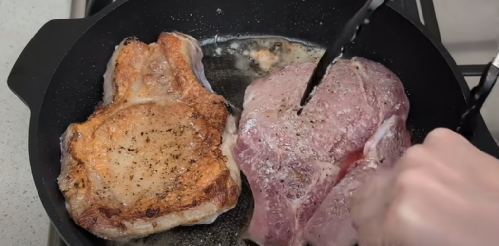 Vepřové kotlety na víně v krémové parmazánovo-hořčičné omáčce s bylinkami