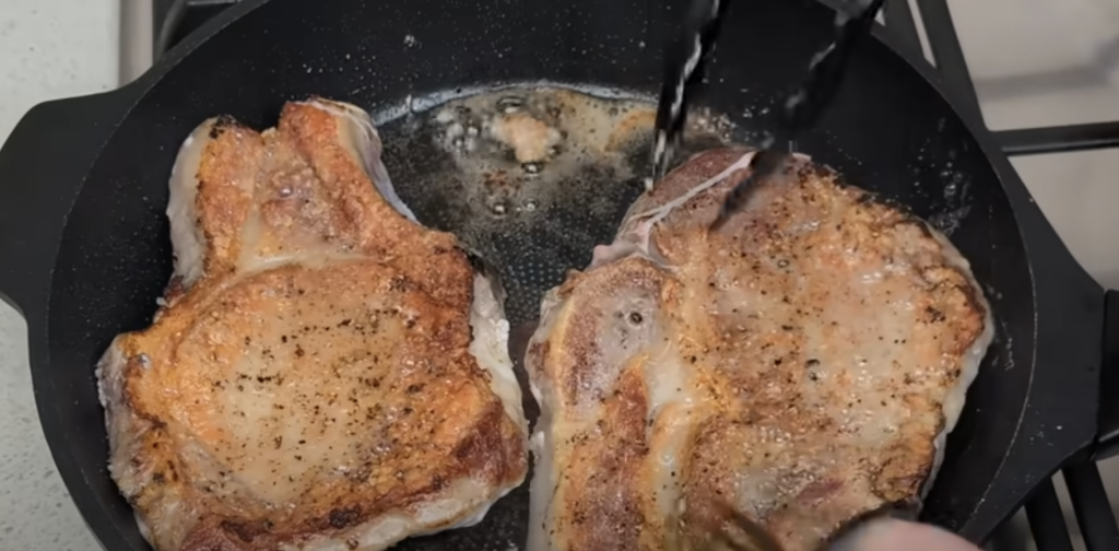 Vepřové kotlety na víně v krémové parmazánovo-hořčičné omáčce s bylinkami