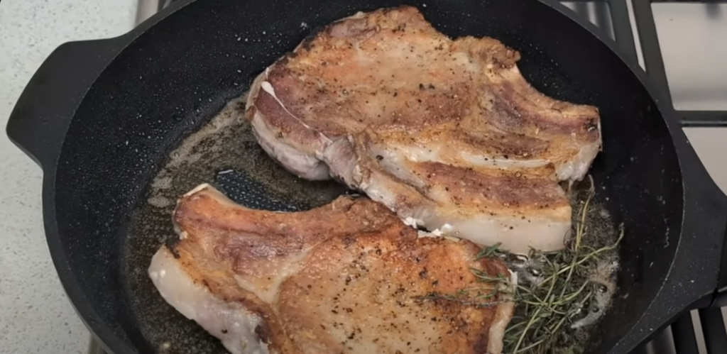 Vepřové kotlety na víně v krémové parmazánovo-hořčičné omáčce s bylinkami