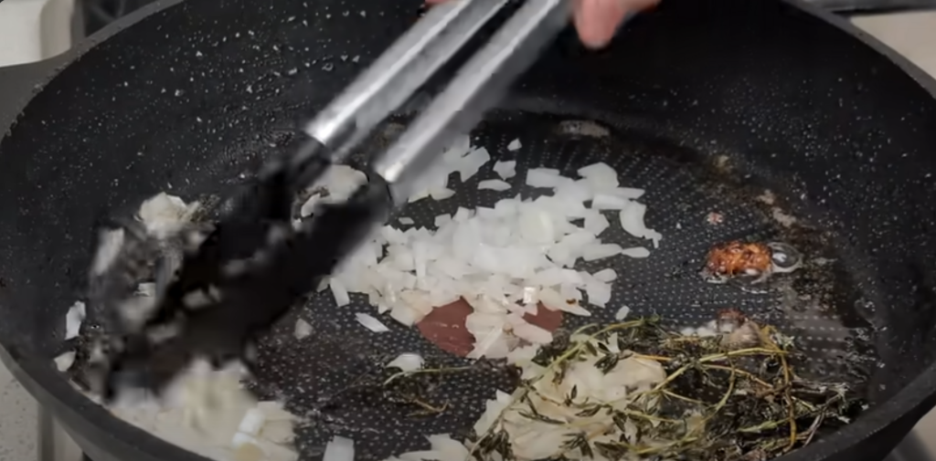 Vepřové kotlety na víně v krémové parmazánovo-hořčičné omáčce s bylinkami