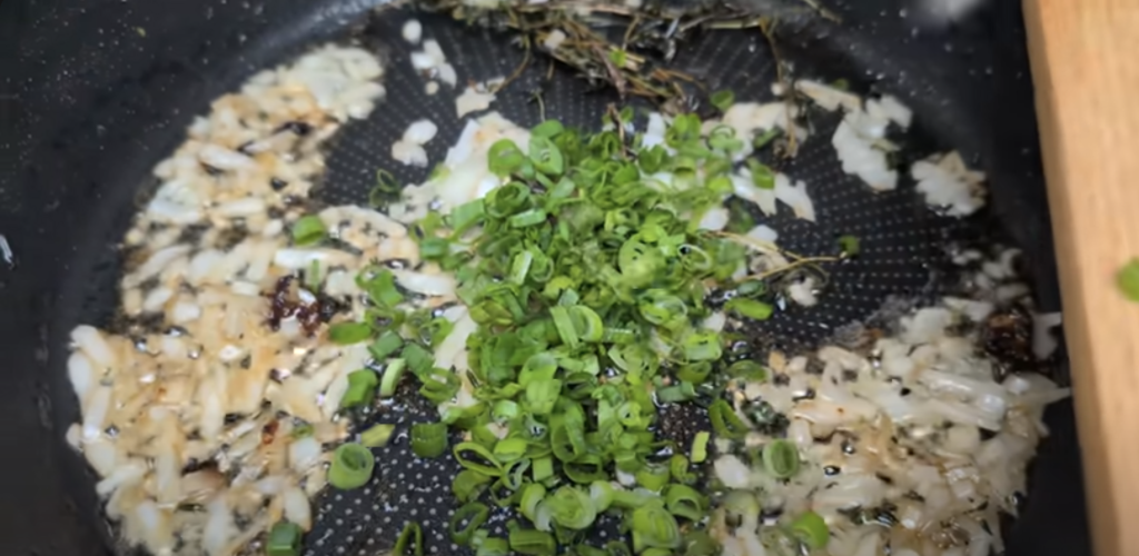 Vepřové kotlety na víně v krémové parmazánovo-hořčičné omáčce s bylinkami