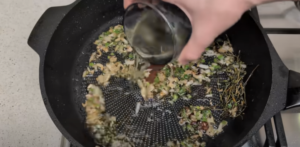 Vepřové kotlety na víně v krémové parmazánovo-hořčičné omáčce s bylinkami