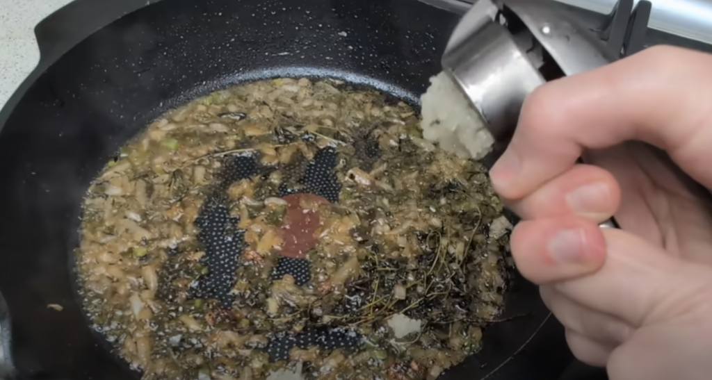 Vepřové kotlety na víně v krémové parmazánovo-hořčičné omáčce s bylinkami